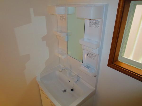 Wash basin, toilet. Storage lot, Wash basin that morning Shan can also.