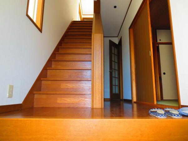 Entrance. Wide entrance. It does not take the trouble to the luggage of the carry-in.