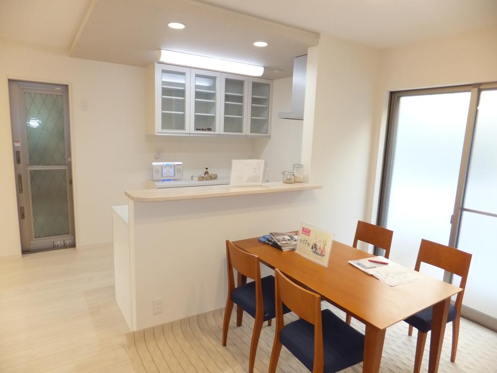 Kitchen. Panasonic system Kitchen, Cupboard in the face-to-face counter formula, Floor heating is also standard equipment.