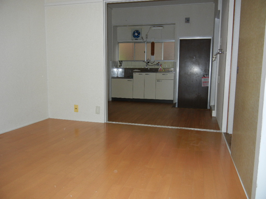 Kitchen. Also spacious around the kitchen (^ O ^)
