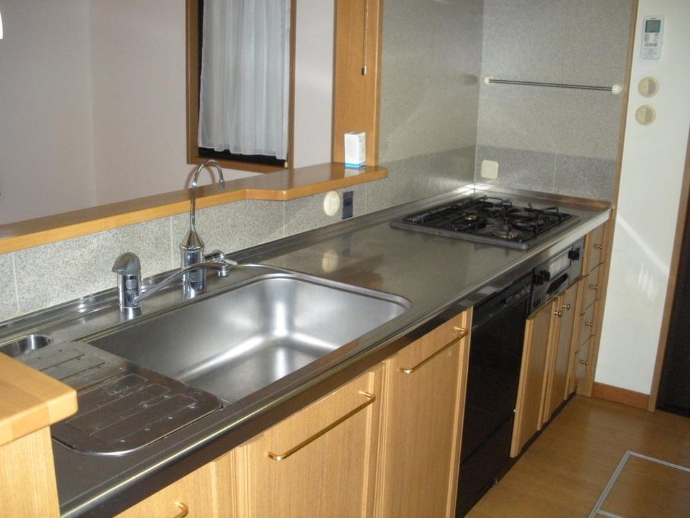 Kitchen. This is a system kitchen of face-to-face