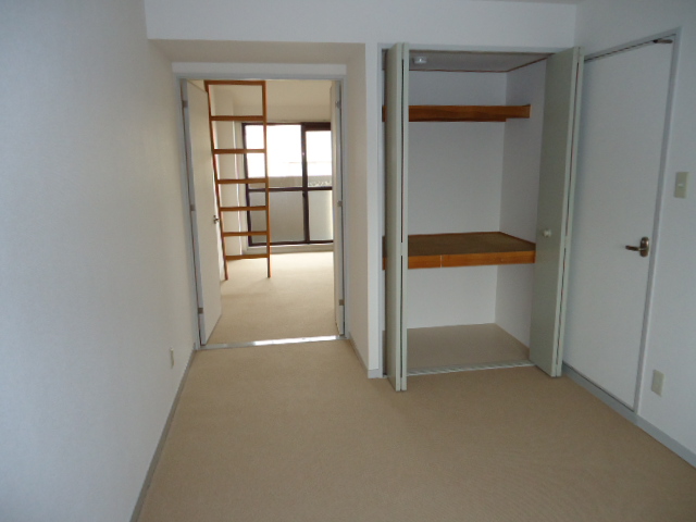 Living and room. Carpeted Western-style