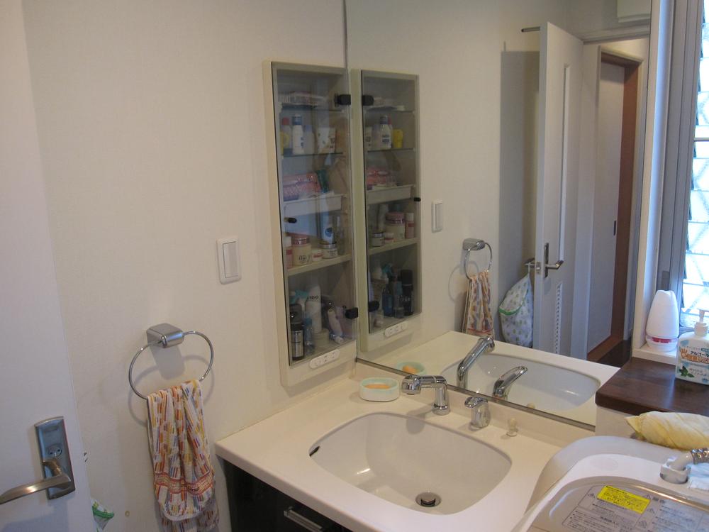 Wash basin, toilet. Room (August 2013) Shooting