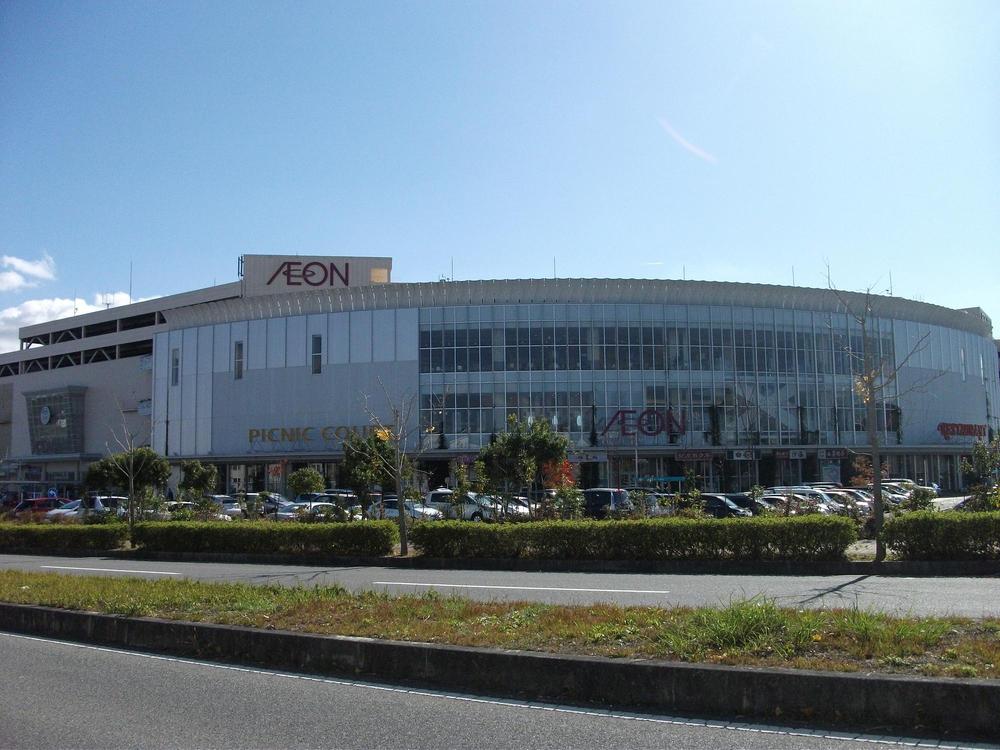 Shopping centre. 850m to Aeon Mall Kobe north