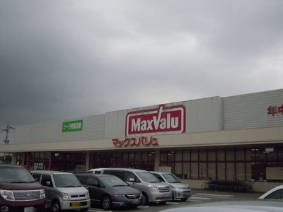 Primary school. 800m to the north ward office (elementary school)