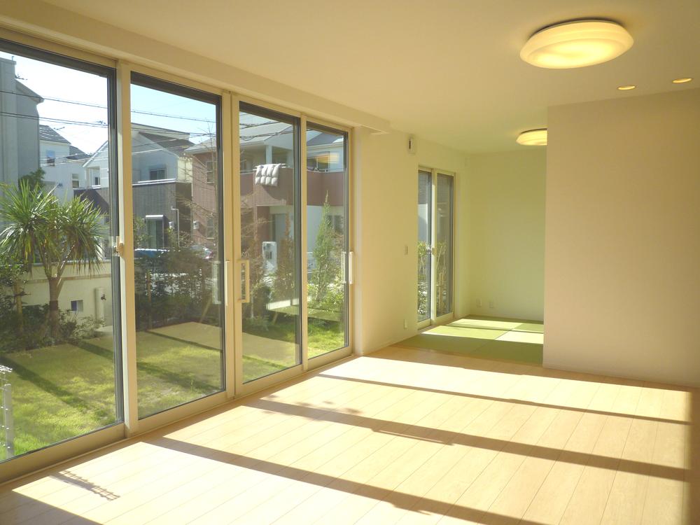 Living. LD + tatami corner with a sense of unity. According wide & Haisasshi, Day of the corner lot unique ・ Ventilated preeminent. (4-14 No. land)