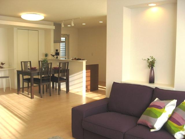 Living. A loose connection, living ・ dining. You will receive sunlight to the back of the room. (4-12 No. land furnished)