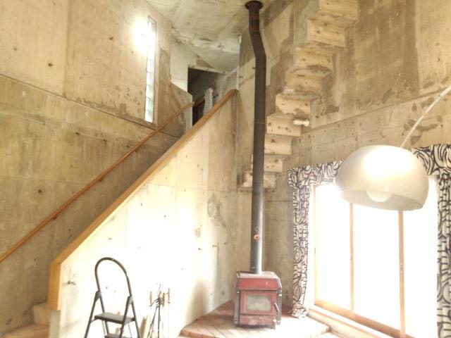 Living. Living almost like gallery. It suits the stove retro