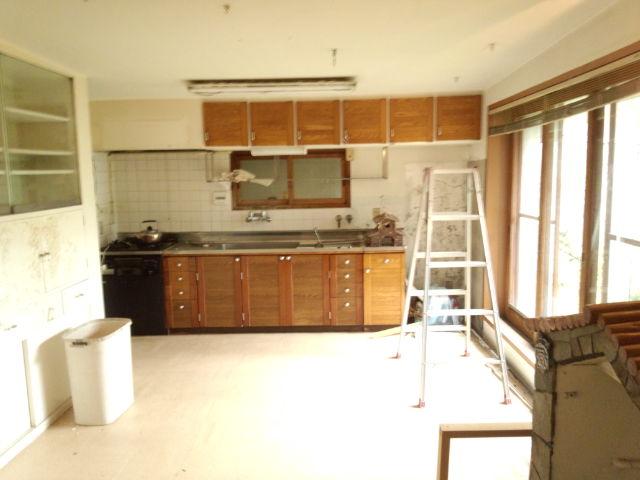 Kitchen. About 8 Pledge of dining kitchen