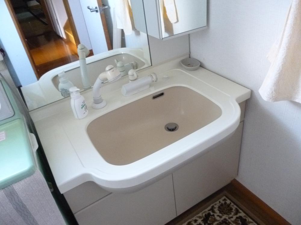 Wash basin, toilet. Indoor (10 May 2013) Shooting