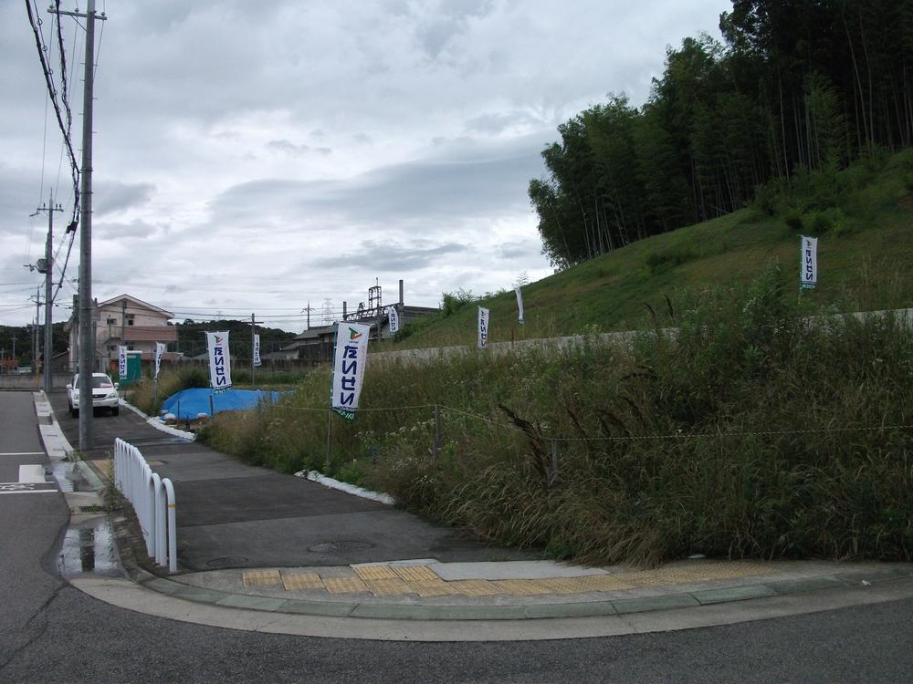 Local photos, including front road. Local (10 May 2012) shooting