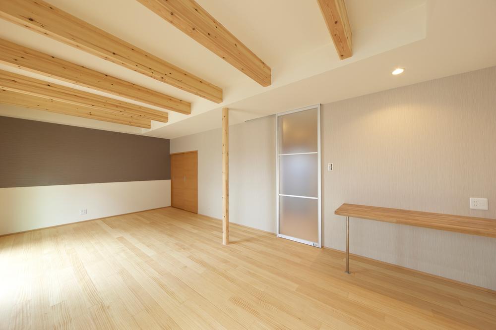 Living. Solid flooring ・ Finish represents ceiling beams
