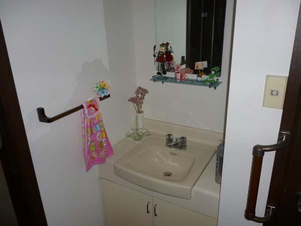 Wash basin, toilet. Indoor (12 May 2013) Shooting