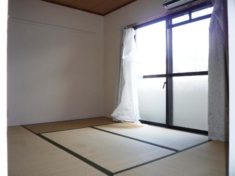 Living and room. South-facing Japanese-style room