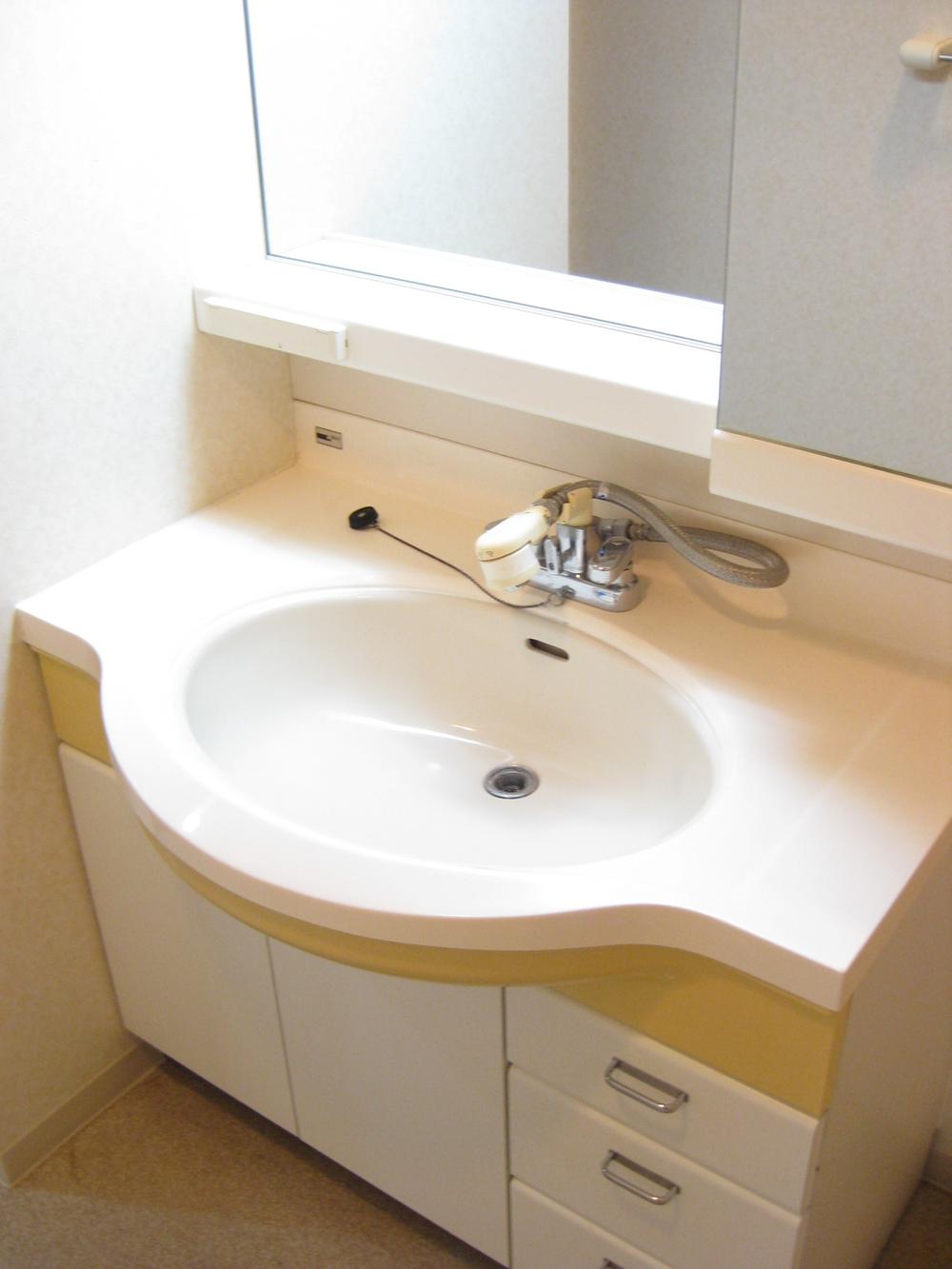 Wash basin, toilet