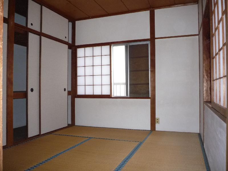 Living and room. Window large corner room