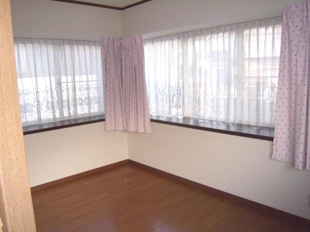 Non-living room. Indoor (11 May 2013) shooting: second floor Western-style corner bay window