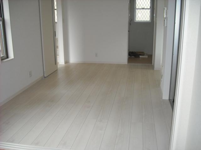 Living. LDK11.25 Pledge, It is a bright living in Japanese-style More. In standard equipped with a floor heating of 8 pledge large in the living, Winter warmth.