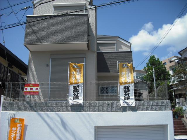 Local appearance photo. It was completed. The shutter with the engraving garage, Per hill, Day is good.