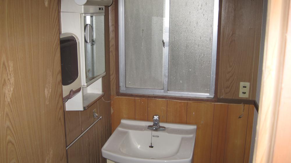 Wash basin, toilet. Indoor (11 May 2012) shooting