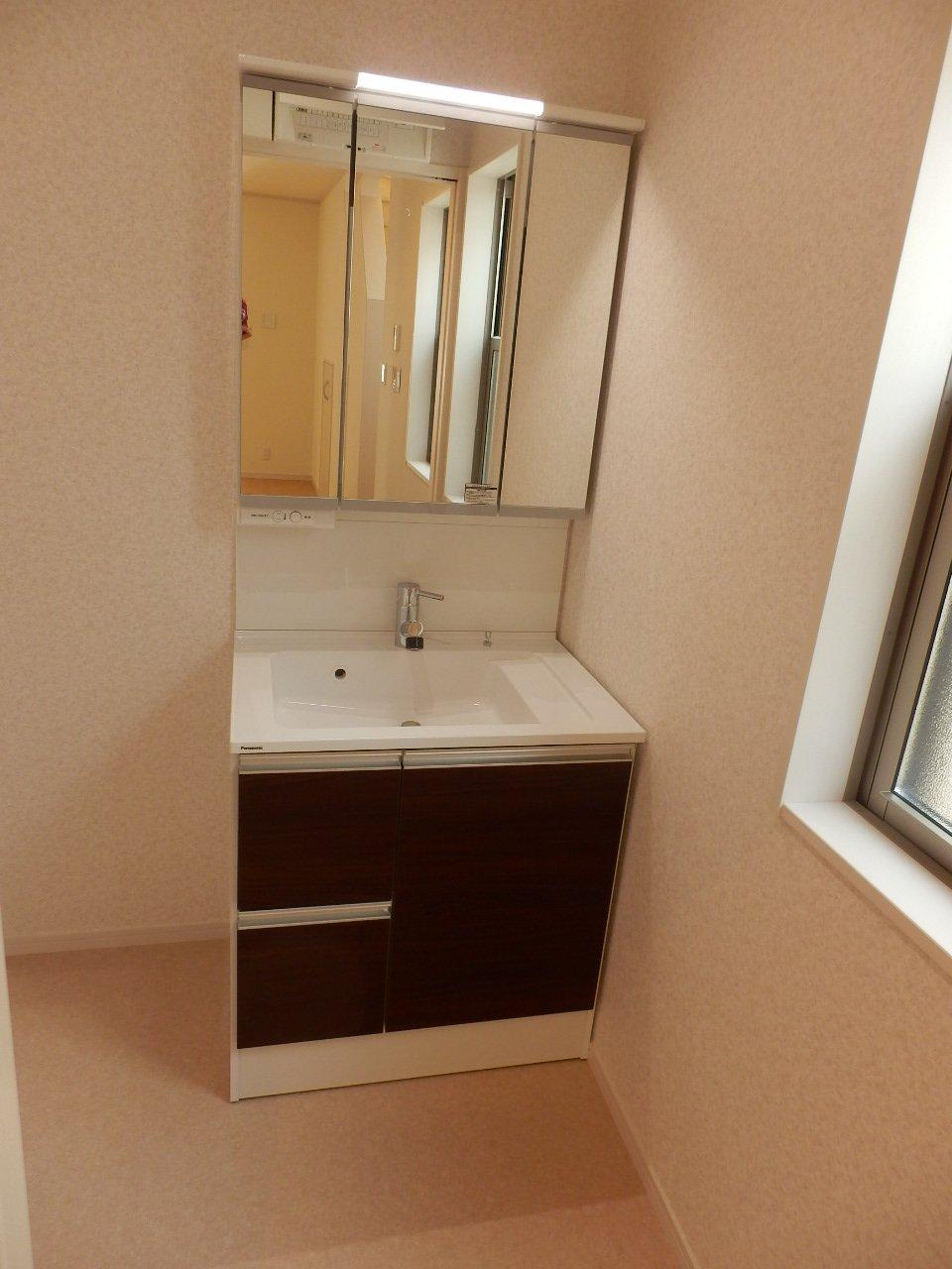 Wash basin, toilet. Wash basin