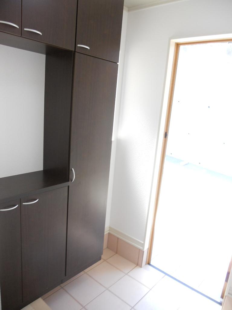 Entrance. Thank footwear box.