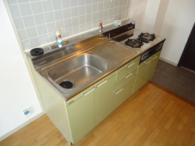 Kitchen. 2-neck with gas stove