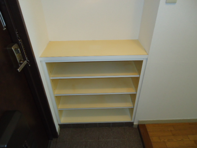 Entrance. It is the entrance with a cupboard.