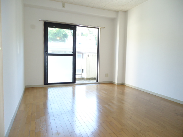 Living and room. Day is good for the direction south.