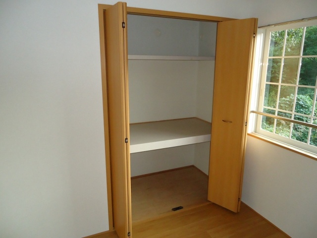 Receipt. It is a closet at the 6-quires of Western-style.