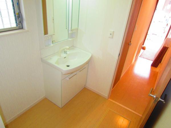 Wash basin, toilet. Washroom