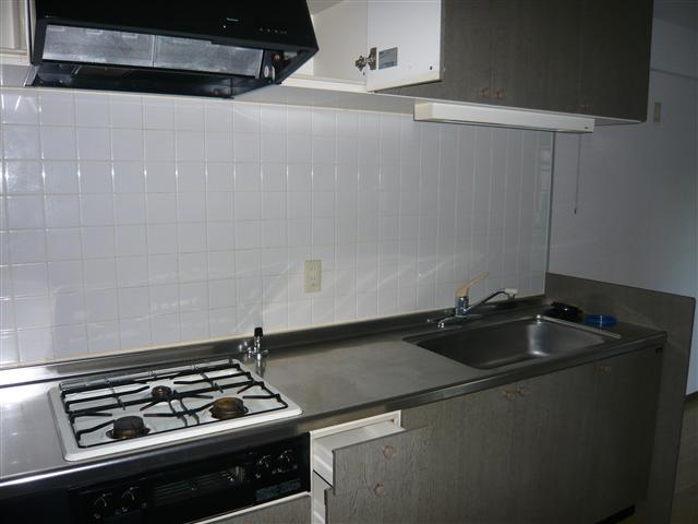 Kitchen. 3-neck gas stove