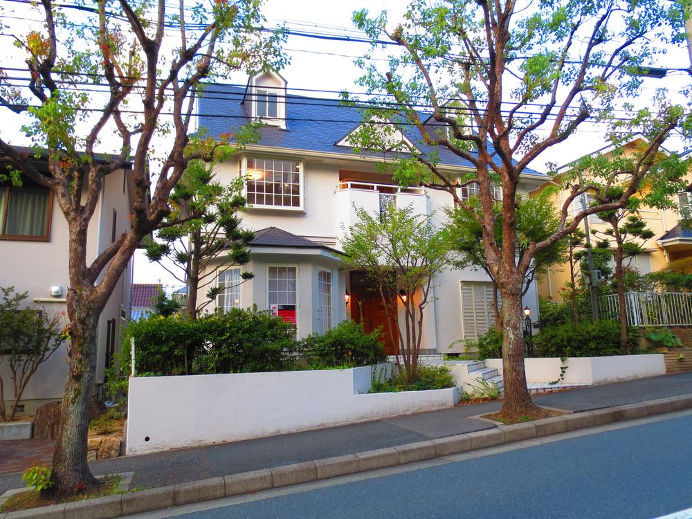 Local appearance photo. The location of the street in the opposite EDION. Useful and supported the household chores of the wife to shopping.