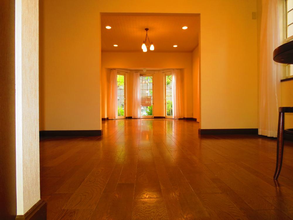 Living. Large and bright living room. Interior that can be divided clearly the living and dining.