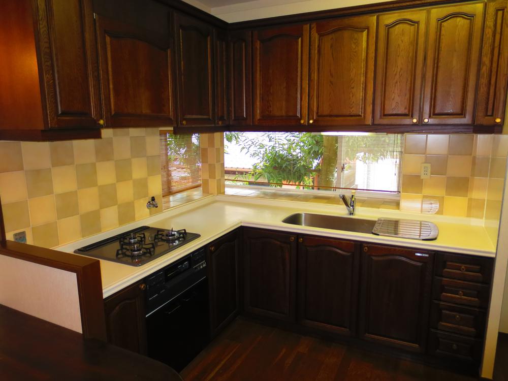 Kitchen. Housework is Hakadori in the L-shaped kitchen. The system also Kitchen, Amount of storage rich for, Glad to wife.