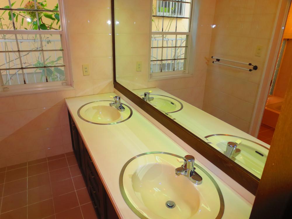 Wash basin, toilet. Wash basin There are two.