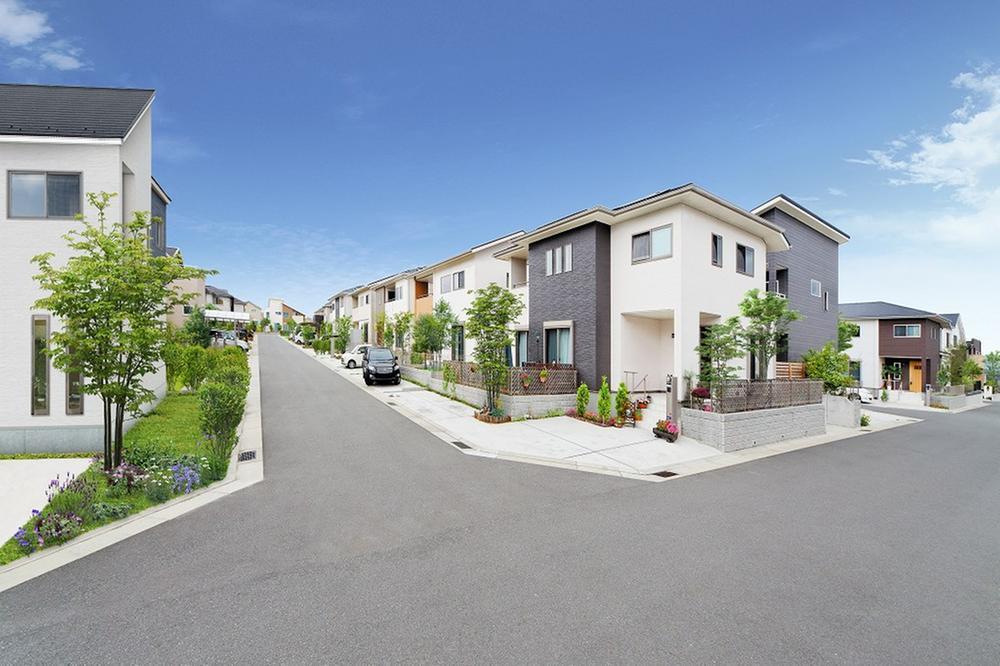 Widely also the entire surface of the road, Relaxed some site. There while also finished cityscape, Likely to be living in the image. . Widely also the entire surface of the road, Relaxed some site. 