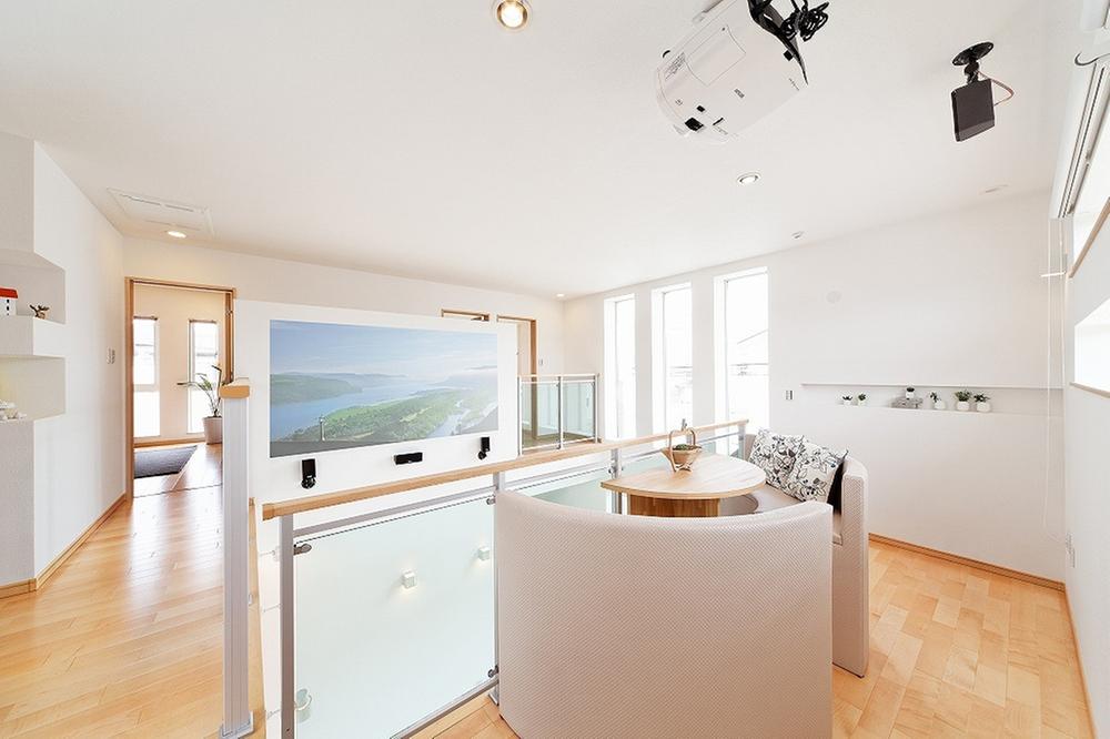 Building plan example (introspection photo). Atrium and home theater space that utilize the second floor hallway. Since the sound insulation is also high, Without hesitation to neighbor, Guests can enjoy watching sports and watching movies. 