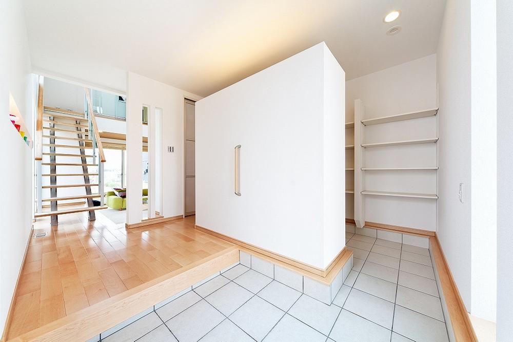 Building plan example (introspection photo). Entrance of the cloak. By the 2WAY, In addition to it can be divided for the guest and for the family, Also it can be stored, such as buggy and golf bag. 