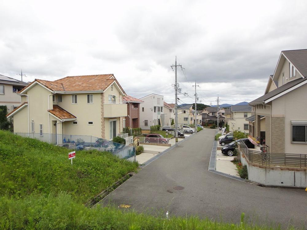 Local photos, including front road. A quiet residential area. Since the car is also less likely to pass through, It is safe. 