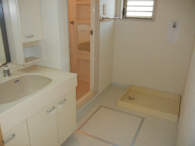 Washroom. Large independent wash basin ◎