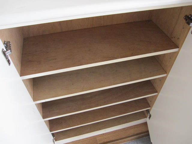 Entrance. Also clean the front door with shoes BOX ◎