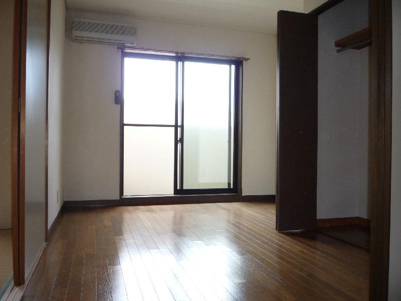 Living and room. South-facing Western-style