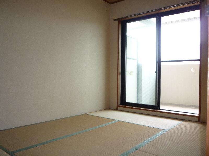 Living and room. South-facing Japanese-style room