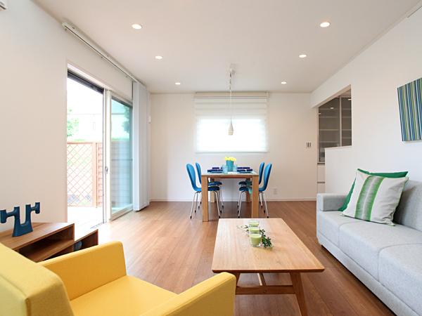 Living. And go up the skip floor exit the entrance hall, It pours light from a large blow, Bright living room. Laughter of the family is likely to be heard. (Model house)