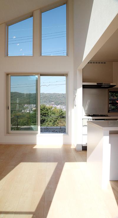 Living. 3-7-4 No. land (12 May 2013) shooting gradient ceiling of the living room, Much-valued space full of sense of relief that take advantage of the view.