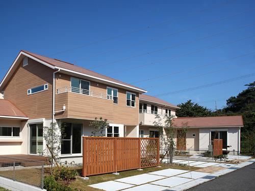 Local photos, including front road. Local (December 2013) shooting spacious built loosely on the site 3-7 city blocks. Characteristic that there is room in the garden.