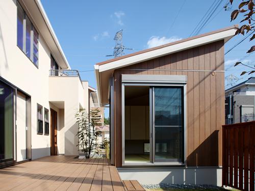 Garden. 3-7-8 No. land (12 May 2013) shooting 3-7-8 No. place that away. Will lead in the wood deck is to 6 quires of Japanese-style room. Japanese-style room has become a slope ceiling, Open and private Room.