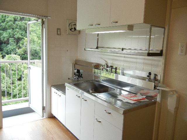 Kitchen. With large sinks! !