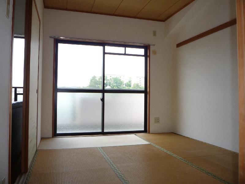 Living and room. South-facing Japanese-style room